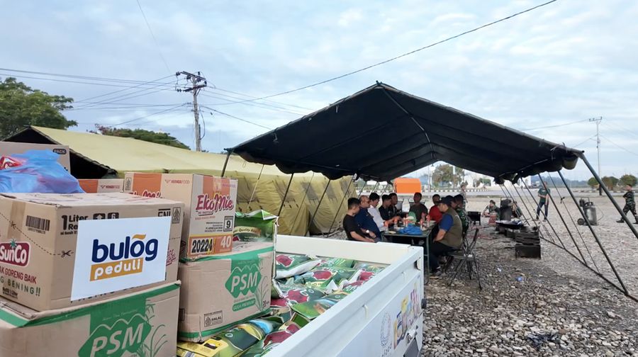 Jajaran Direksi Perum Bulog turun langsung ke lokasi terdampak banjir Sumatra untuk memastikan seluruh bantuan tersalurkan dengan baik, dan menjamin ketersediaan stok beras bagi masyarakat terdampak. (Dok. BULOG)