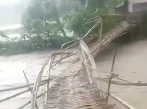 Jembatan Penghubung Desa di Bogor-Karawang Putus Imbas Sungai Ciomas Meluap