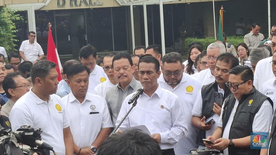 Kementerian Pertanian (Kementan) melepas penyaluran bantuan pangan untuk korban bencana banjir bandang dan longsor di Sumatera pada Kamis (4/12/2025). (CNBC Indonesia/Chandra Dwi)