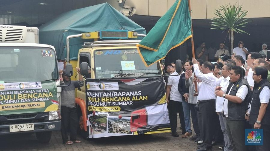 Kementerian Pertanian (Kementan) melepas penyaluran bantuan pangan untuk korban bencana banjir bandang dan longsor di Sumatera pada Kamis (4/12/2025). (CNBC Indonesia/Chandra Dwi)
