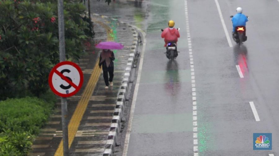 Kendaraan melintas di tengah hujan di kawasan Jalan I Gusti Ngurah Rai, Jakarta,  Kamis (4/12/2025). (CNBC Indonesia/Muhammad Sabki)
