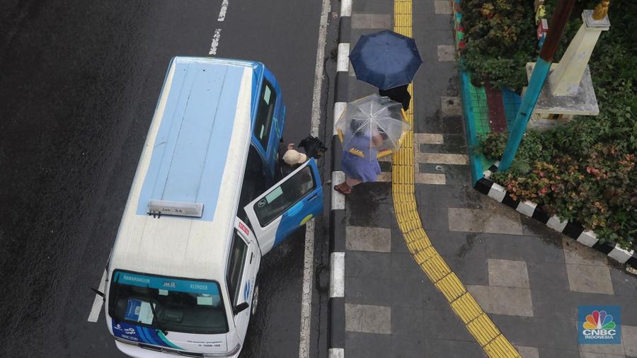 Kendaraan melintas di tengah hujan di kawasan Jalan I Gusti Ngurah Rai, Jakarta,  Kamis (4/12/2025). (CNBC Indonesia/Muhammad Sabki)