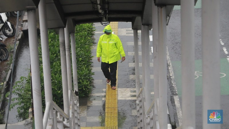 Kendaraan melintas di tengah hujan di kawasan Jalan I Gusti Ngurah Rai, Jakarta,  Kamis (4/12/2025). (CNBC Indonesia/Muhammad Sabki)