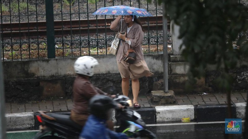 Kendaraan melintas di tengah hujan di kawasan Jalan I Gusti Ngurah Rai, Jakarta,  Kamis (4/12/2025). (CNBC Indonesia/Muhammad Sabki)