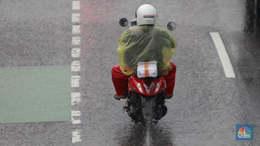 Kendaraan melintas di tengah hujan di kawasan Jalan I Gusti Ngurah Rai, Jakarta,  Kamis (4/12/2025). (CNBC Indonesia/Muhammad Sabki)
