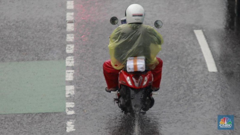 Kendaraan melintas di tengah hujan di kawasan Jalan I Gusti Ngurah Rai, Jakarta,  Kamis (4/12/2025). (CNBC Indonesia/Muhammad Sabki)