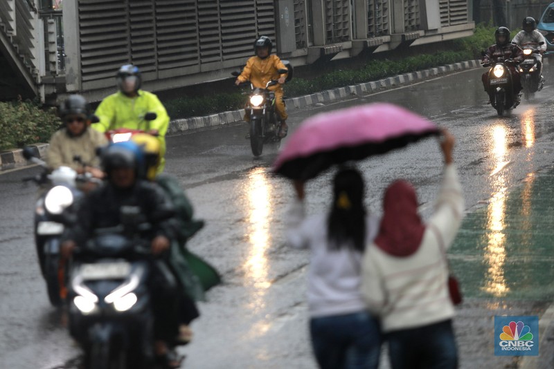 Kendaraan melintas di tengah hujan di kawasan Jalan I Gusti Ngurah Rai, Jakarta,  Kamis (4/12/2025). (CNBC Indonesia/Muhammad Sabki)