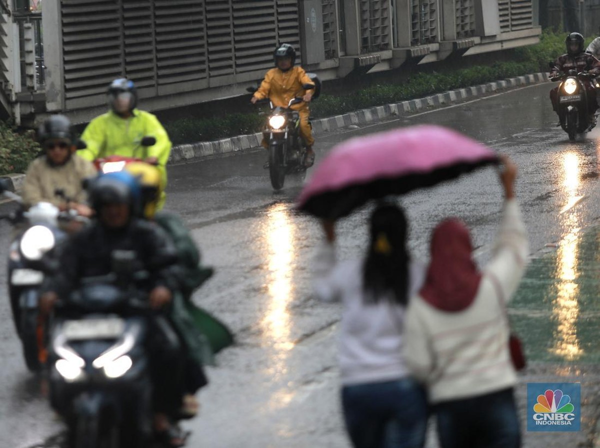 BMKG Deteksi Dua Bibit Siklon Picu Hujan Lebat dan Bencana di Indonesia