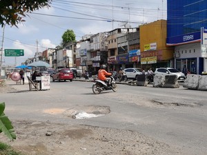 Simpang Brayan Jalan Yos Sudarso Dipenuhi Lubang, Warga Kesal Pemkot Abai