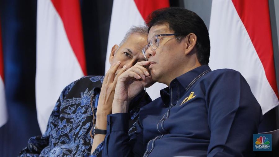 Ketua Dewan Komisioner LPS, Anggito Abimanyu dan Menteri Keuangan, Purbaya Yudhi Sadewa dalam acara Financial Forum 2025 di Bursa Efek Indonesia, Jakarta, Rabu (3/12/2025). (CNBC Indonesia/Tri Susilo)