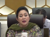 Ketua Komisi IV DPR RI, Siti Hediati Soeharto saat memimpin rapat kerja dengan Menteri Kehutanan di Gedung DPR RI, Jakarta, Kamis (4/12/2025). (Tangkapan Layar Youtube/DPR RI)