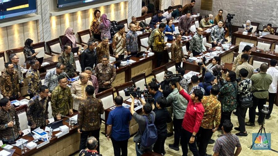 Komisi XI DPR RI Rapat Kerja dengan Menteri Keuangan Ri dan Kepala Badan Pengelola Investasi Danantara, beserta petinggi Pertamina, PLN hingga KAI, Kamis (4/11/2025). (CNBC Indonesia/Zahwa Madjid)