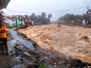 Sungai Cisolok Meluap, Tembok Sekolah di Sukabumi Ambruk
