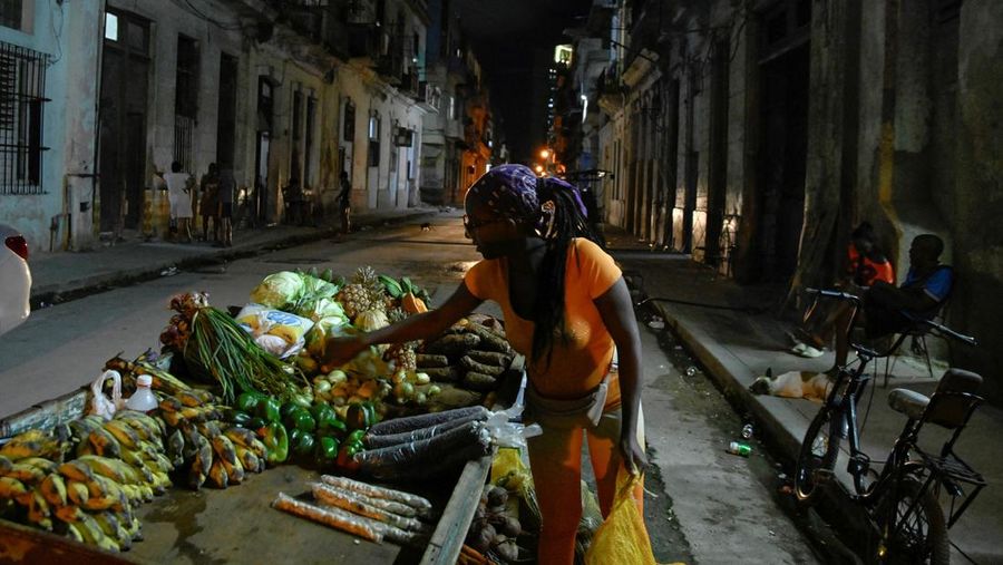 Sebuah jalan diterangi setelah listrik pulih menyusul pemadaman sebagian jaringan listrik yang menyebabkan sebagian besar wilayah barat Kuba gelap gulita, di Havana, Kuba, 3 Desember 2025. (REUTERS/Norlys Perez)