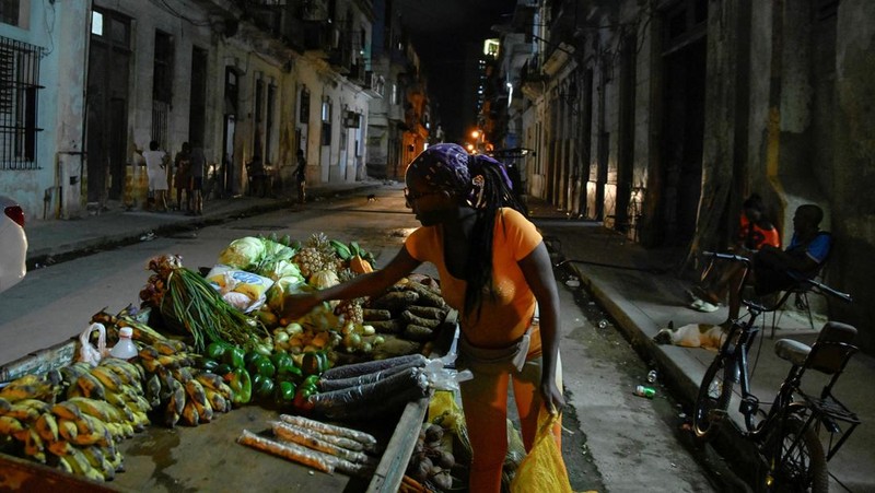Sebuah jalan diterangi setelah listrik pulih menyusul pemadaman sebagian jaringan listrik yang menyebabkan sebagian besar wilayah barat Kuba gelap gulita, di Havana, Kuba, 3 Desember 2025. (REUTERS/Norlys Perez)
