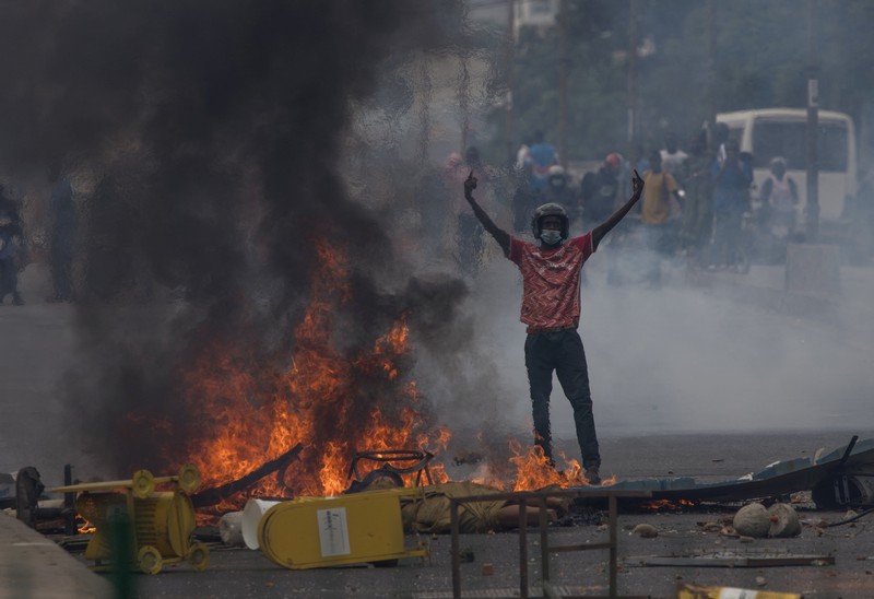 Mahasiswa bentrok dengan pasukan keamanan terkait bantuan keuangan di Dakar, Senegal, Rabu (3/12/2025). (REUTERS/Zohra Bensemra)