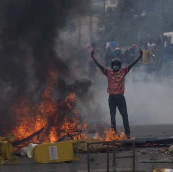 Chaos, Mahasiswa Vs Polisi Bentrok saat Tuntut Bantuan Keuangan