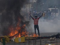 Chaos, Mahasiswa Vs Polisi Bentrok saat Tuntut Bantuan Keuangan