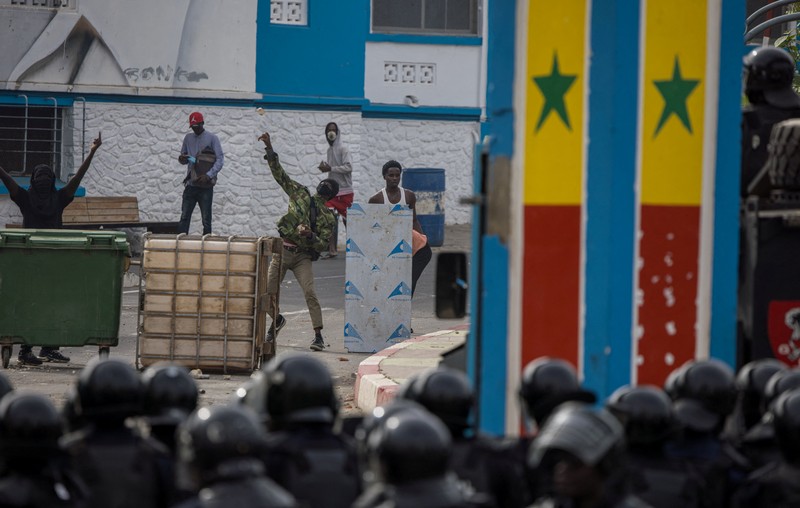 Mahasiswa bentrok dengan pasukan keamanan terkait bantuan keuangan di Dakar, Senegal, Rabu (3/12/2025). (REUTERS/Zohra Bensemra)