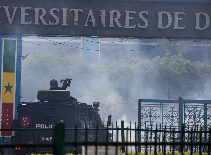 Mahasiswa bentrok dengan pasukan keamanan terkait bantuan keuangan di Dakar, Senegal, Rabu (3/12/2025). (REUTERS/Zohra Bensemra)