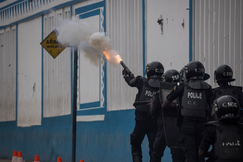 Mahasiswa bentrok dengan pasukan keamanan terkait bantuan keuangan di Dakar, Senegal, Rabu (3/12/2025). (REUTERS/Zohra Bensemra)