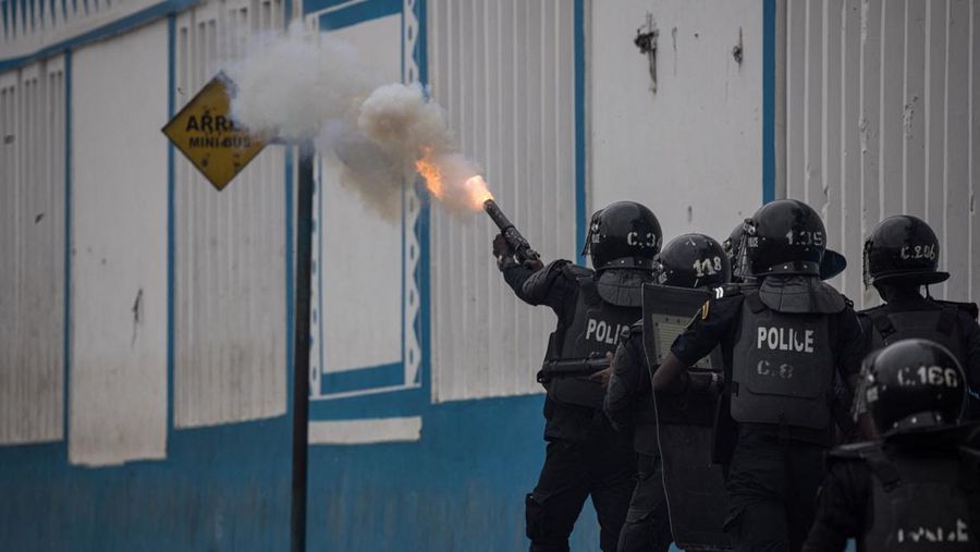 Mahasiswa bentrok dengan pasukan keamanan terkait bantuan keuangan di Dakar, Senegal, Rabu (3/12/2025). (REUTERS/Zohra Bensemra)