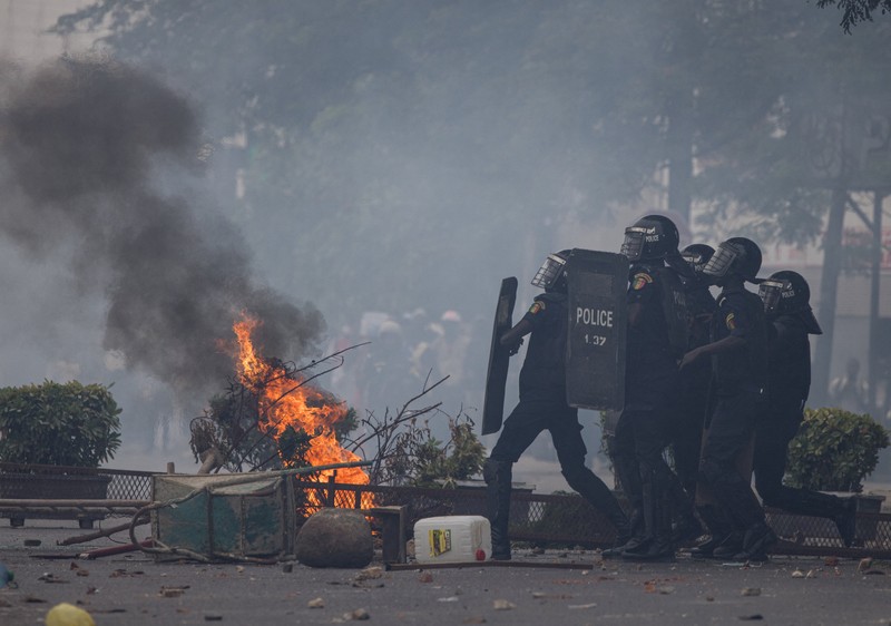Mahasiswa bentrok dengan pasukan keamanan terkait bantuan keuangan di Dakar, Senegal, Rabu (3/12/2025). (REUTERS/Zohra Bensemra)