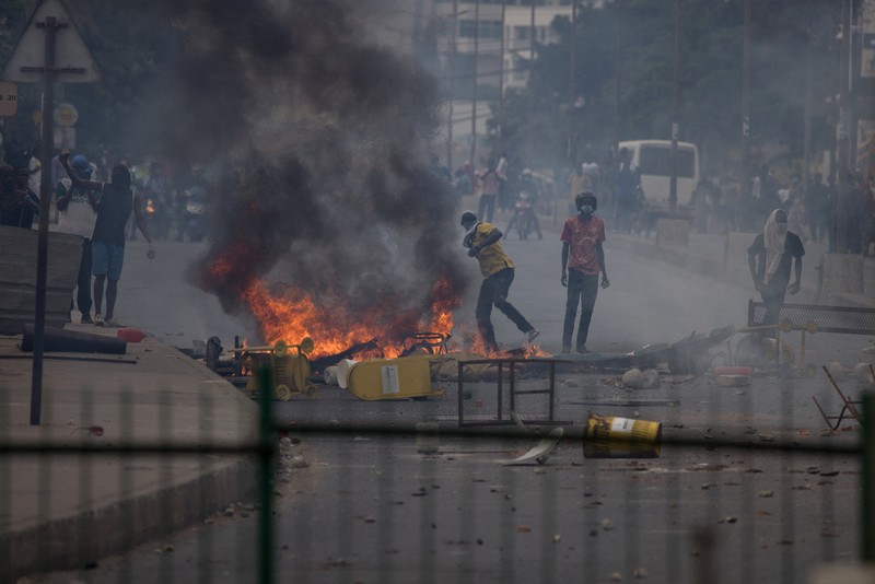 Mahasiswa bentrok dengan pasukan keamanan terkait bantuan keuangan di Dakar, Senegal, Rabu (3/12/2025). (REUTERS/Zohra Bensemra)