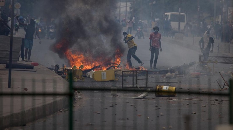 Mahasiswa bentrok dengan pasukan keamanan terkait bantuan keuangan di Dakar, Senegal, Rabu (3/12/2025). (REUTERS/Zohra Bensemra)