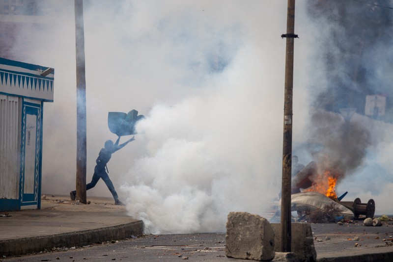 Mahasiswa bentrok dengan pasukan keamanan terkait bantuan keuangan di Dakar, Senegal, Rabu (3/12/2025). (REUTERS/Zohra Bensemra)