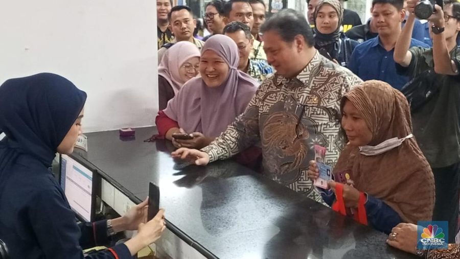 Menko Perekonomian Airlangga Hartarto dalam acara Pembagian BLT Kesra di Kantor Pos Premier, Rawamangun Jakarta Timur, Kamis (4/12/2025). (CNBC Indonesia/Robertus Andrianto)