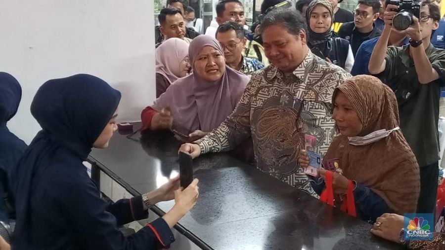 Menko Perekonomian Airlangga Hartarto dalam acara Pembagian BLT Kesra di Kantor Pos Premier, Rawamangun Jakarta Timur, Kamis (4/12/2025). (CNBC Indonesia/Robertus Andrianto)