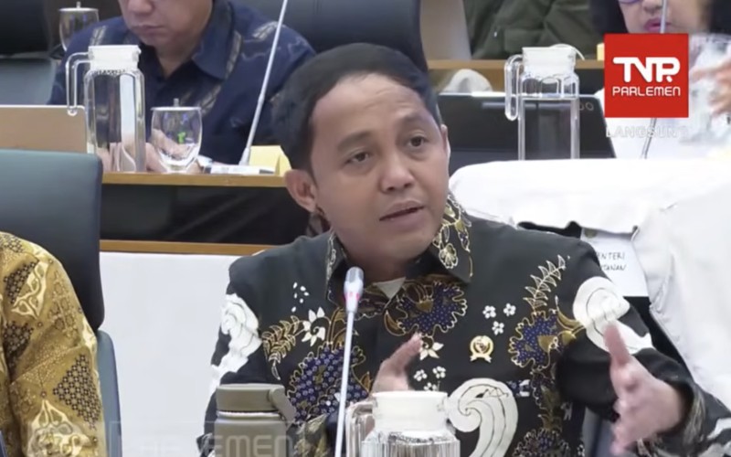 Menteri Kehutanan, Raja Juli Antoni saat rapat kerja dengan Komisi IV DPR RI di Komplek Parlemen, Jakarta, Kamis (4/12/2025). (Tangkapan Layar Youtube/DPR RI)