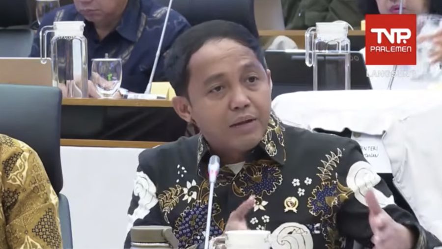 Menteri Kehutanan, Raja Juli Antoni saat rapat kerja dengan Komisi IV DPR RI di Komplek Parlemen, Jakarta, Kamis (4/12/2025). (Tangkapan Layar Youtube/DPR RI)