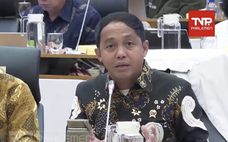 Menteri Kehutanan, Raja Juli Antoni saat rapat kerja dengan Komisi IV DPR RI di Komplek Parlemen, Jakarta, Kamis (4/12/2025). (Tangkapan Layar Youtube/DPR RI)