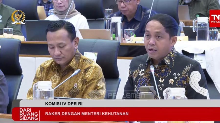 Menteri Kehutanan, Raja Juli Antoni saat rapat kerja dengan Komisi IV DPR RI di Komplek Parlemen, Jakarta, Kamis (4/12/2025). (Tangkapan Layar Youtube/DPR RI)