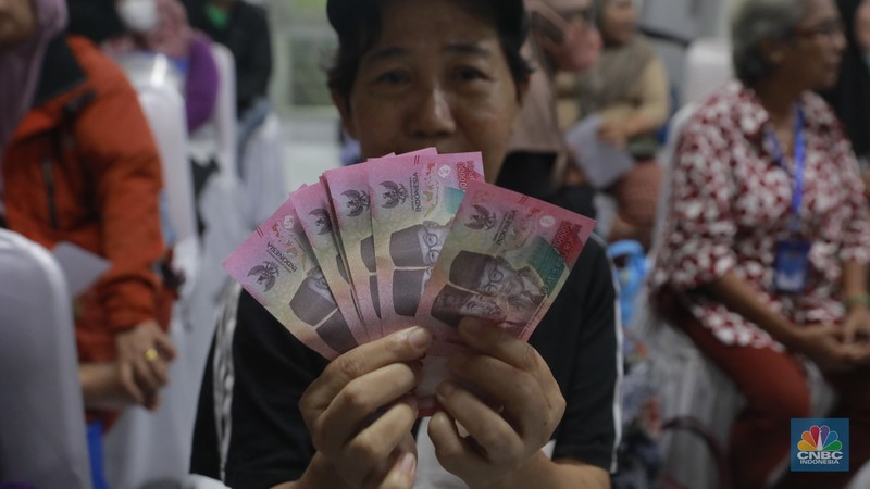 Menteri Koordinator Bidang Perekonomian Airlangga Hartarto meninjau pelaksanaan pembagian BLT Kesra di Kantor Pos Premier Rawamangun, Jakarta, Kamis, (4/12/2025). (CNBC Indonesia/Muhammad Sabki)