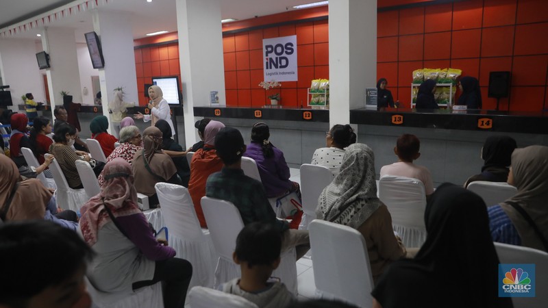 Menteri Koordinator Bidang Perekonomian Airlangga Hartarto meninjau pelaksanaan pembagian BLT Kesra di Kantor Pos Premier Rawamangun, Jakarta, Kamis, (4/12/2025). (CNBC Indonesia/Muhammad Sabki)