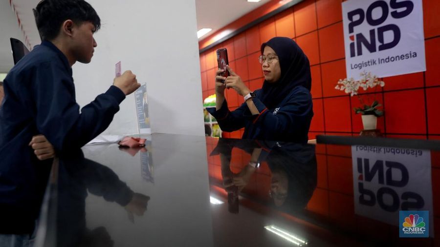 Menteri Koordinator Bidang Perekonomian Airlangga Hartarto meninjau pelaksanaan pembagian BLT Kesra di Kantor Pos Premier Rawamangun, Jakarta, Kamis, (4/12/2025). (CNBC Indonesia/Muhammad Sabki)