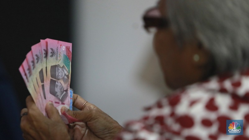 Menteri Koordinator Bidang Perekonomian Airlangga Hartarto meninjau pelaksanaan pembagian BLT Kesra di Kantor Pos Premier Rawamangun, Jakarta, Kamis, (4/12/2025). (CNBC Indonesia/Muhammad Sabki)