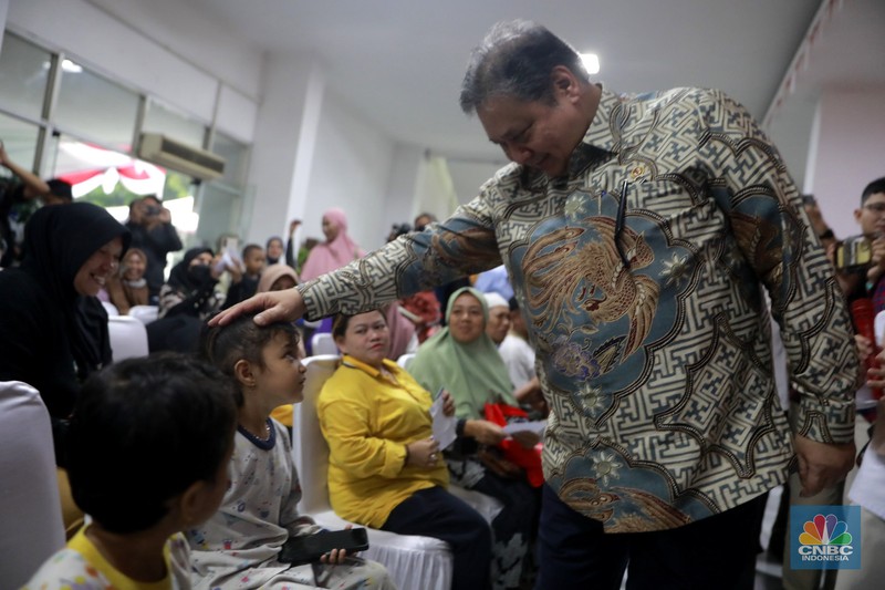 Menteri Koordinator Bidang Perekonomian Airlangga Hartarto meninjau pelaksanaan pembagian BLT Kesra di Kantor Pos Premier Rawamangun, Jakarta, Kamis, (4/12/2025). (CNBC Indonesia/Muhammad Sabki)