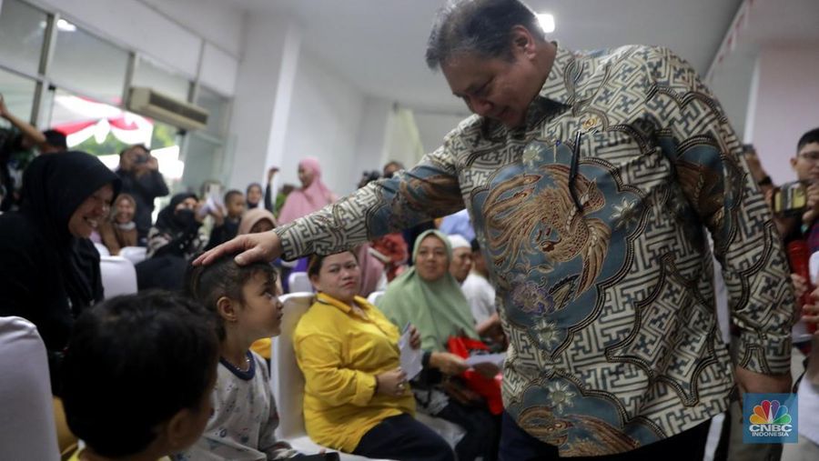 Menteri Koordinator Bidang Perekonomian Airlangga Hartarto meninjau pelaksanaan pembagian BLT Kesra di Kantor Pos Premier Rawamangun, Jakarta, Kamis, (4/12/2025). (CNBC Indonesia/Muhammad Sabki)