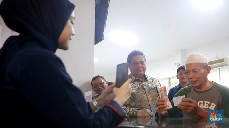 Menteri Koordinator Bidang Perekonomian Airlangga Hartarto meninjau pelaksanaan pembagian BLT Kesra di Kantor Pos Premier Rawamangun, Jakarta, Kamis, (4/12/2025). (CNBC Indonesia/Muhammad Sabki)