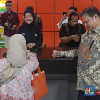 Menko Airlangga Tinjau Langsung Pembagian BLT Kesra Rp 900 Ribu