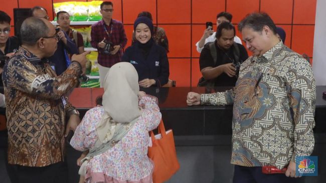 Menko Airlangga Tinjau Langsung Pembagian BLT Kesra Rp 900 Ribu