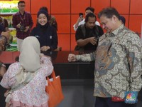 Menko Airlangga Tinjau Langsung Pembagian BLT Kesra Rp 900 Ribu