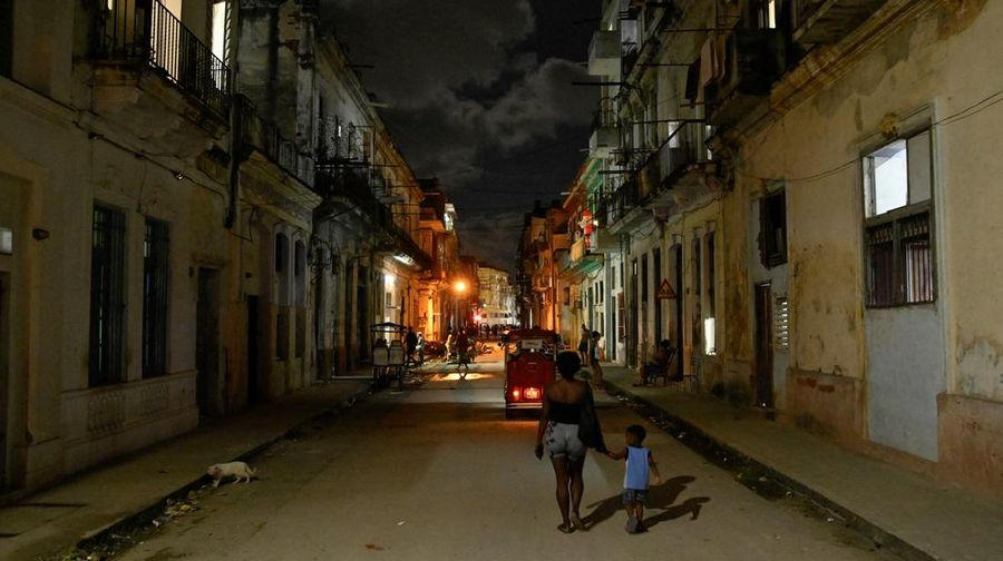 Sebuah jalan diterangi setelah listrik pulih menyusul pemadaman sebagian jaringan listrik yang menyebabkan sebagian besar wilayah barat Kuba gelap gulita, di Havana, Kuba, 3 Desember 2025. (REUTERS/Norlys Perez)