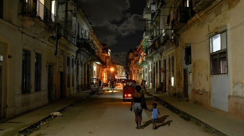 Sebuah jalan diterangi setelah listrik pulih menyusul pemadaman sebagian jaringan listrik yang menyebabkan sebagian besar wilayah barat Kuba gelap gulita, di Havana, Kuba, 3 Desember 2025. (REUTERS/Norlys Perez)