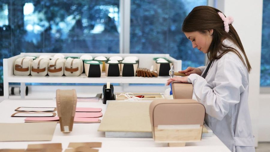 Pabrik tas Prada di Scandicci, Italia. (REUTERS/Claudia Greco)