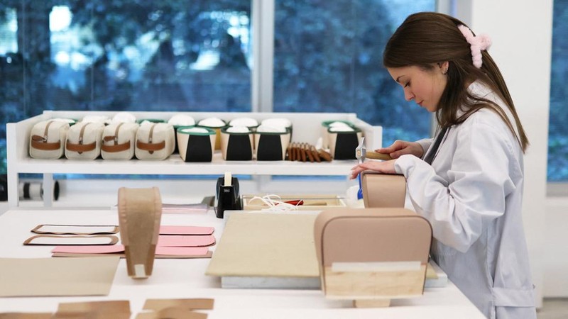 Pabrik tas Prada di Scandicci, Italia. (REUTERS/Claudia Greco)